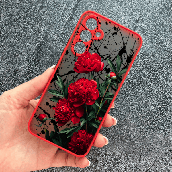 Чехол для Samsung Galaxy A55 красные пионы с черными каплями красный бортик
