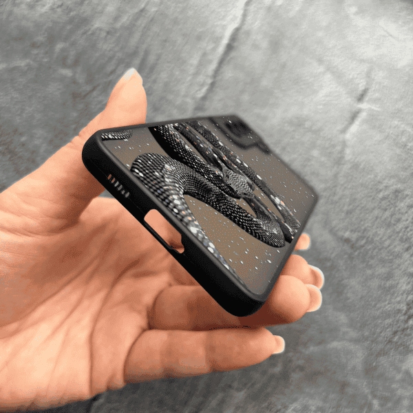 Чехол для Samsung Galaxy S23 с защитой камеры со змеей с блестками