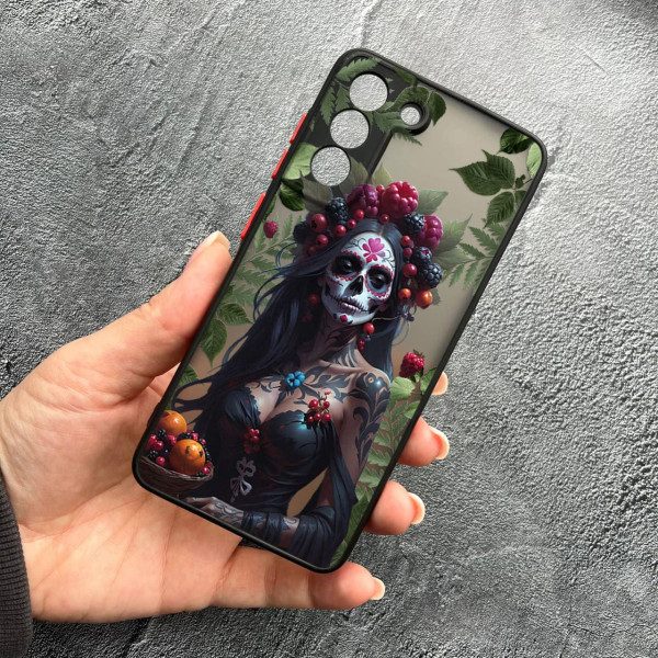 Чехол для Samsung Galaxy S22 с защитой камеры девушка Санта-Муэрте и листьями