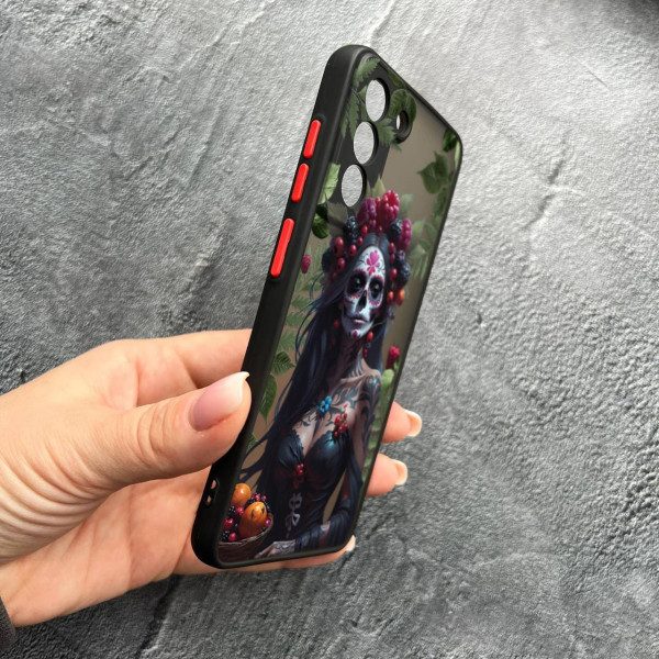 Чехол для Samsung Galaxy S22 с защитой камеры девушка Санта-Муэрте и листьями