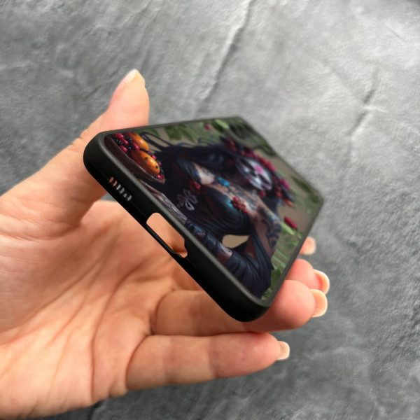 Чехол для Samsung Galaxy S22 с защитой камеры девушка Санта-Муэрте и листьями