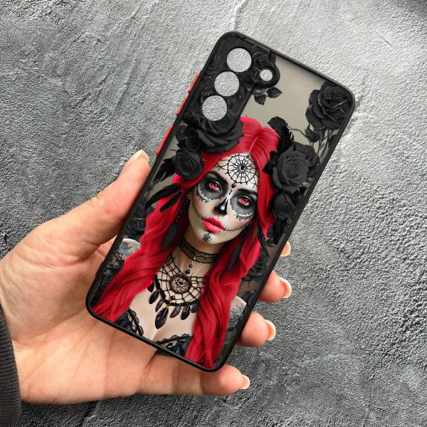 Чехол для Samsung Galaxy S22 с защитой камеры девушка Санта-Муэрте в розах