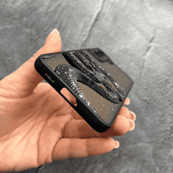 Чехол для Samsung Galaxy S21 FE с защитой камеры со змеей с блестками