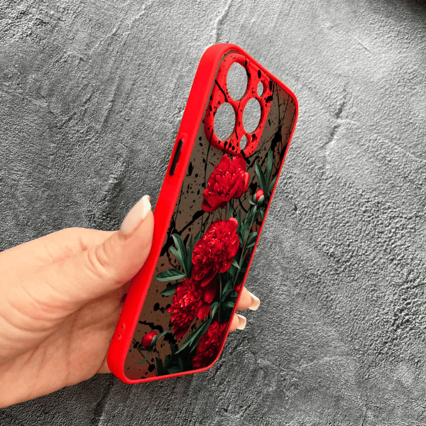 Чехол для iPhone 13 Pro Max красные пионы с черными каплями красный бортик