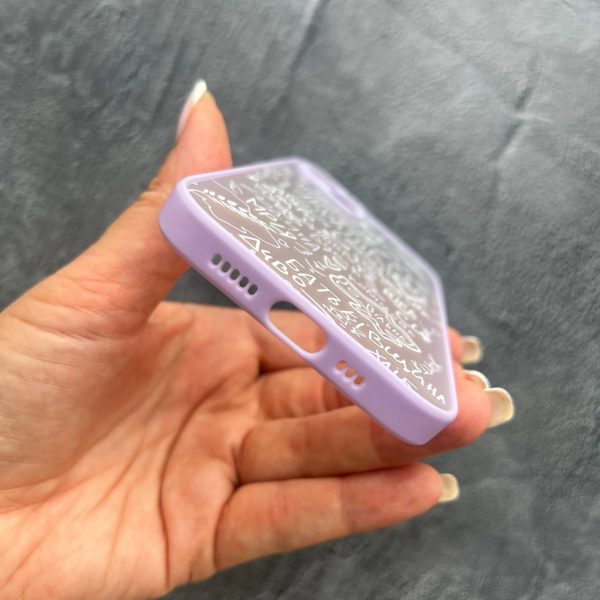 Чехол для iPhone 14 с защитой камеры много патриотических слов лавандовый бортик