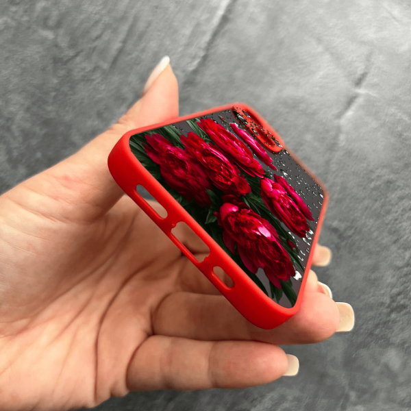 Чехол для iPhone 14 с защитой камеры красные крупные пионы с красным бортиком