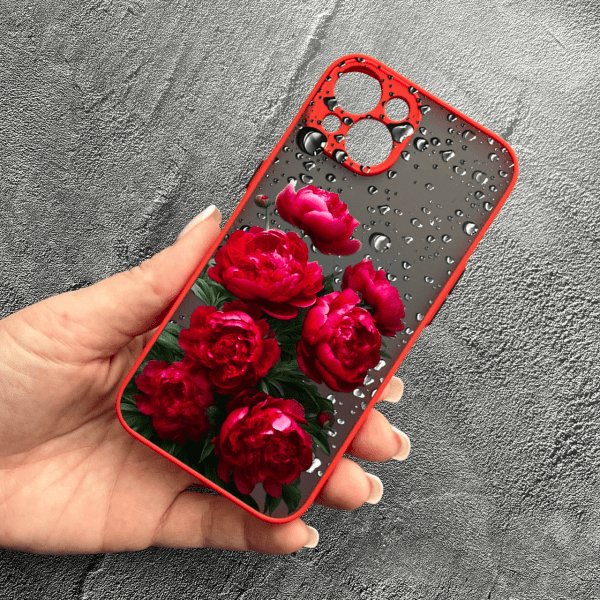 Чехол для iPhone 15 с защитой камеры красные крупные пионы с красным бортиком