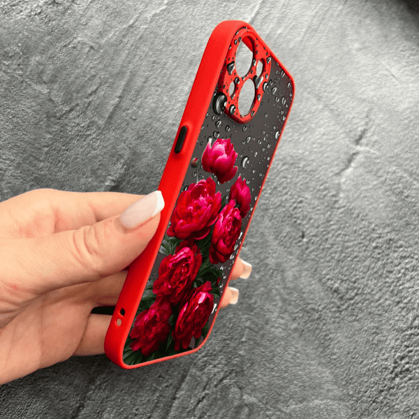Чехол для iPhone 15 с защитой камеры красные крупные пионы с красным бортиком