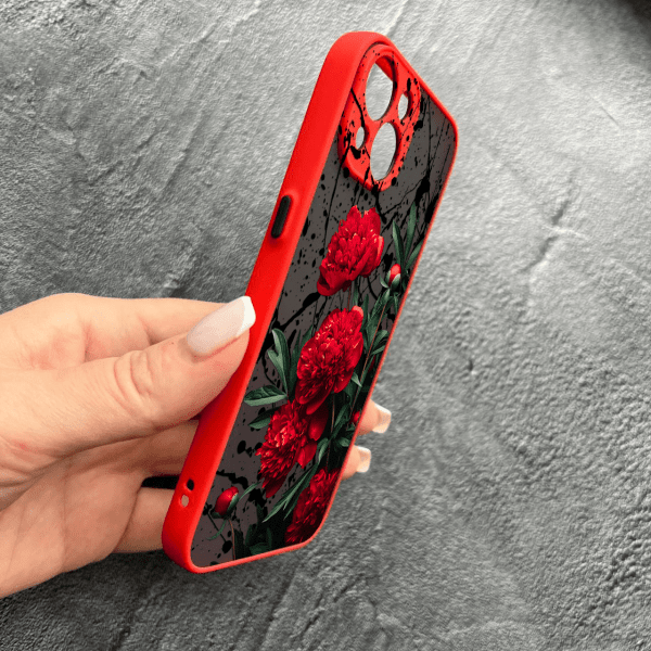 Чехол для iPhone 15 с защитой камеры красные пионы красный бортик