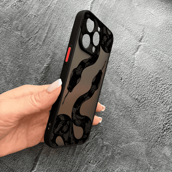 Чехол для iPhone 14 Pro с защитой камеры черная змея