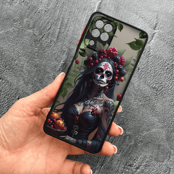 Чехол для Samsung Galaxy M33 с защитой камеры девушка Санта-Муэрте и листьями