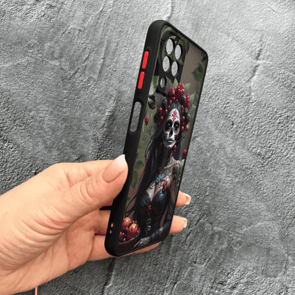Чехол для Samsung Galaxy M33 с защитой камеры девушка Санта-Муэрте и листьями
