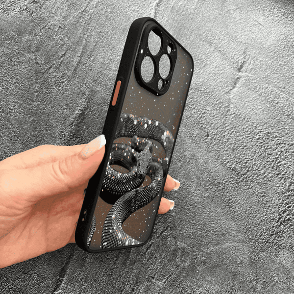 Чехол для iPhone 15 Pro Max с защитой камеры со змеей с блестками