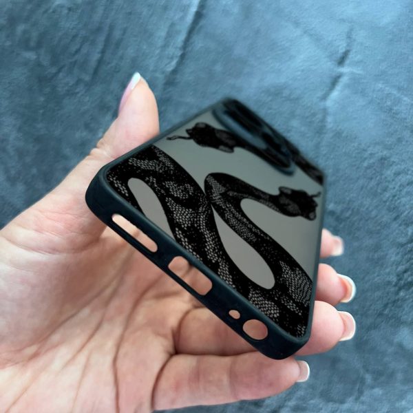 Чехол для Infinix Hot 40 / Hot 40 Pro с защитой камеры с черной змеей