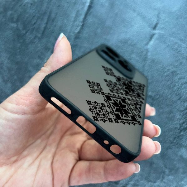 Чехол для Infinix Hot 40 / Hot 40 Pro с защитой камеры с вышиванкой черный украинский