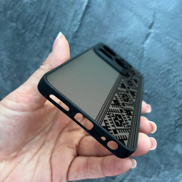 Чехол для Infinix Hot 40 / Hot 40 Pro с защитой камеры с вышиванкой черная оригинальная