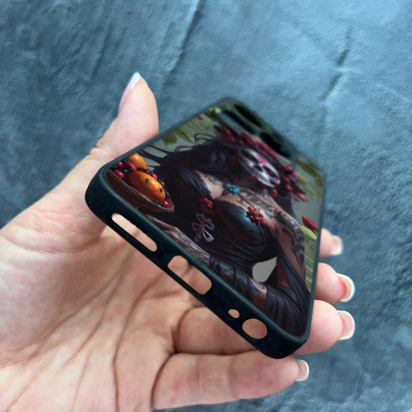 Чехол для Infinix Hot 40 / Hot 40 Pro с защитой камеры с девушкой Санта-Муэрте и листьями