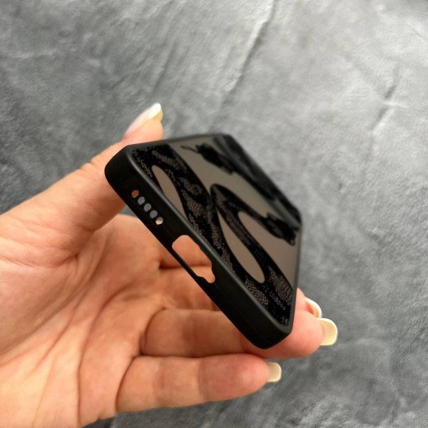 Чехол для Xiaomi Poco F6 Pro с защитой камеры с черной змеей