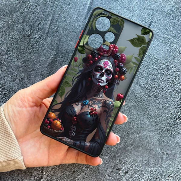 Чехол для Xiaomi Poco X5 с защитой камеры девушка Санта-Муэрте и листьями