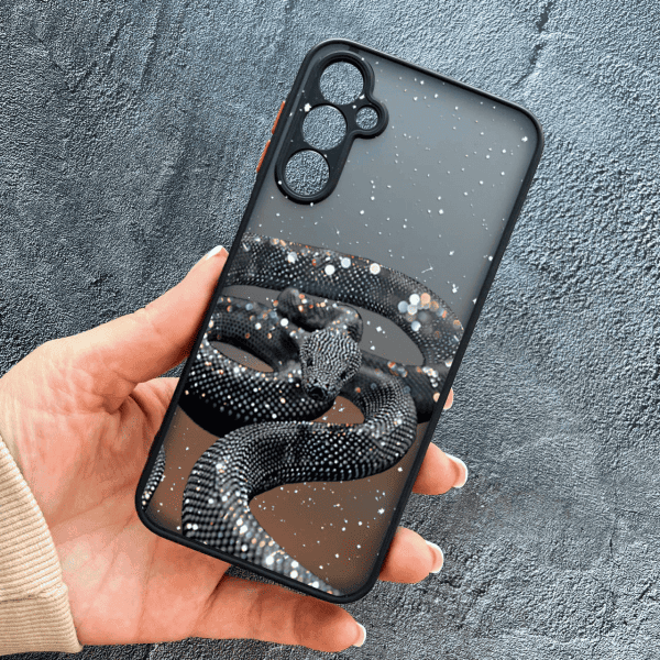 Чехол для Samsung Galaxy M14 с защитой камеры со змеей с блестками