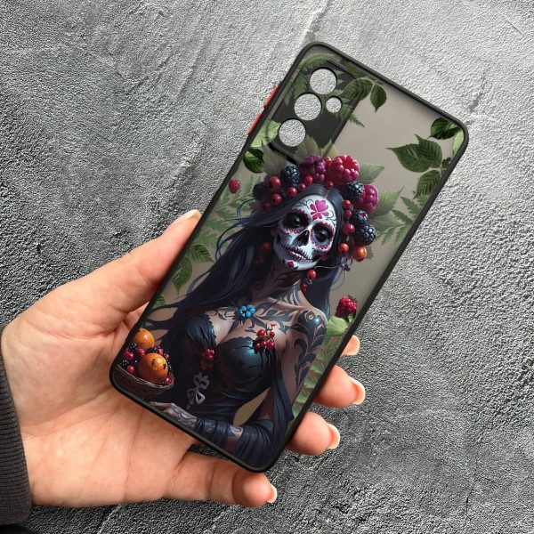 Чехол для Samsung Galaxy M23 5G с защитой камеры девушка Санта-Муэрте и листьями