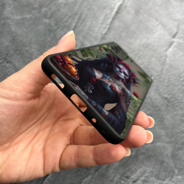 Чехол для Samsung Galaxy M23 5G с защитой камеры девушка Санта-Муэрте и листьями