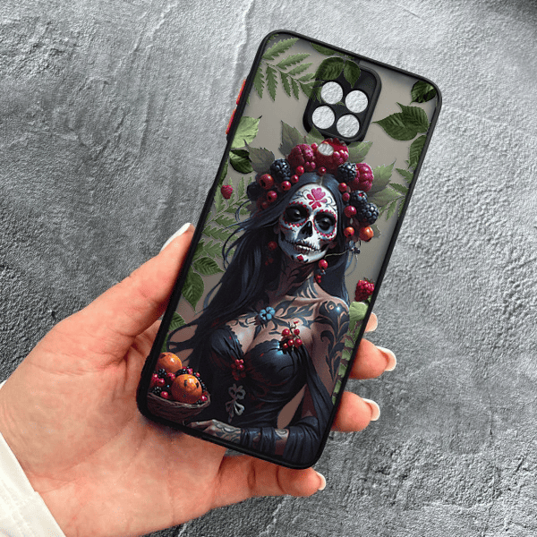Чехол для Xiaomi Redmi Note 9s / Note 9 Pro / Note 9 Pro Max с защитой камеры девушка Санта-Муэрте и листьями