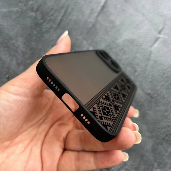 Чехол для iPhone 16 Pro с защитой камеры с вышиванкой черная оригинальная