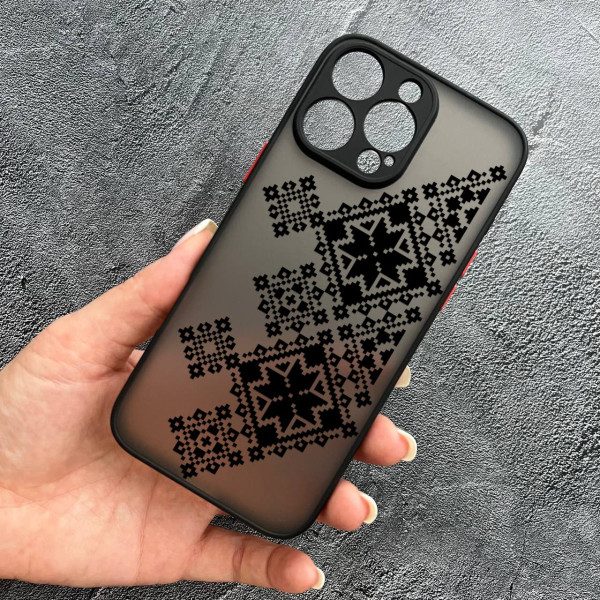Чехол для iPhone 16 Pro с защитой камеры с вышиванкой черный украинский