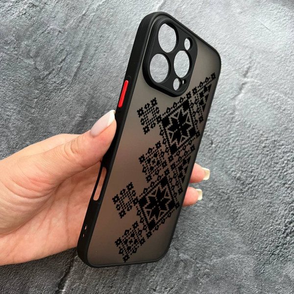 Чехол для iPhone 16 Pro с защитой камеры с вышиванкой черный украинский