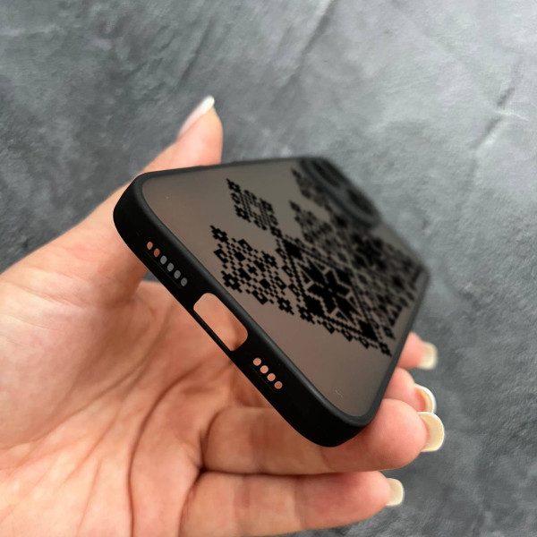 Чехол для iPhone 16 Pro с защитой камеры с вышиванкой черный украинский
