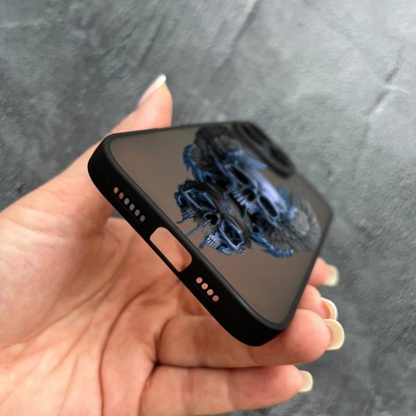 Чехол для iPhone 16 Pro с защитой камеры с черепом и крыльями