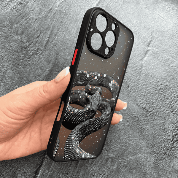 Чехол для iPhone 16 Pro с защитой камеры со змеей с блестками
