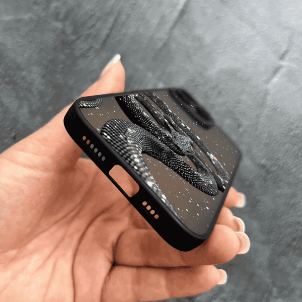 Чехол для iPhone 16 Pro с защитой камеры со змеей с блестками