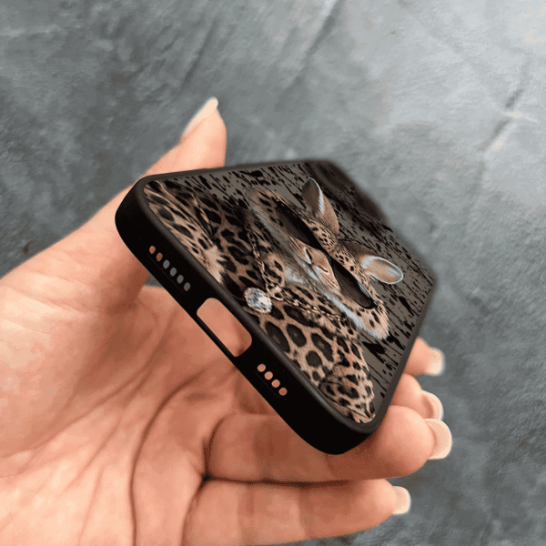Чехол для iPhone 16 Pro с защитой камеры с зайцем в леопарде