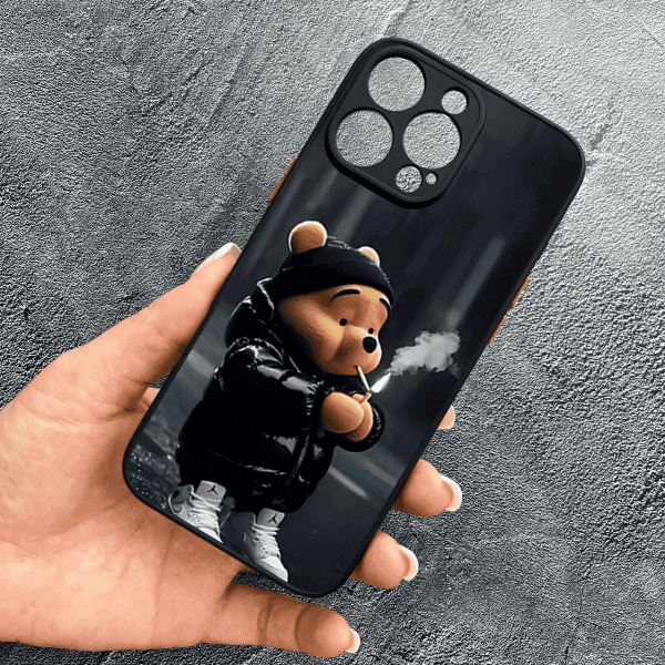 Чехол для iPhone 16 Pro с защитой камеры с мишкой Винни