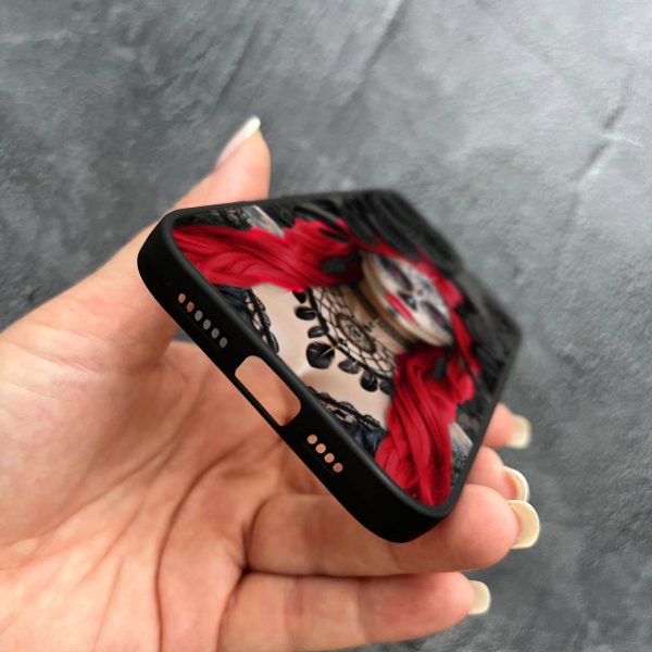 Чехол для iPhone 16 Pro с защитой камеры с девушкой Санта-Муэрте в розах