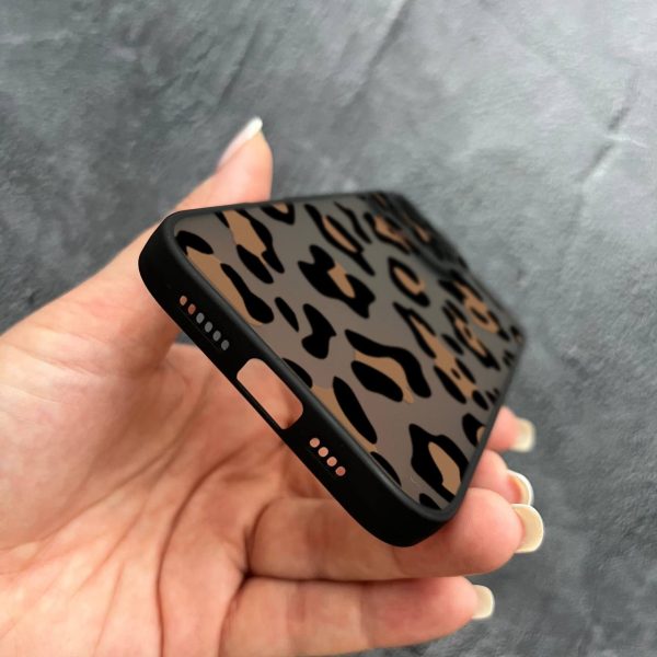 Чехол для iPhone 16 Pro с защитой камеры с леопардом шоколадным