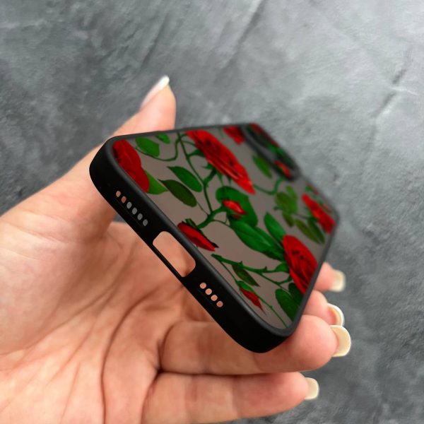 Чехол для iPhone 16 Pro с защитой камеры с цветами красные розы