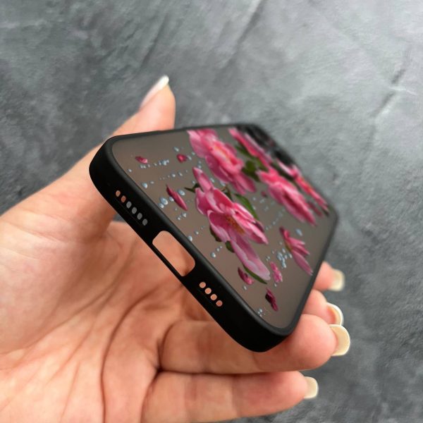 Чехол для iPhone 16 Pro с защитой камеры с цветами и дождем