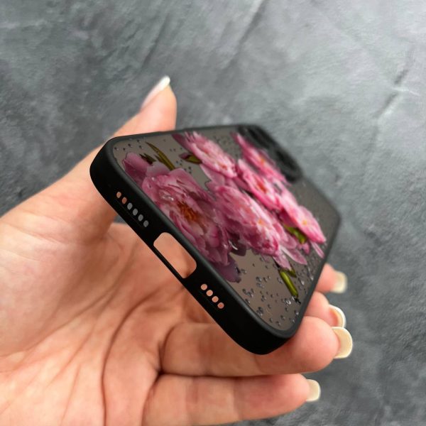 Чехол для iPhone 16 Pro с защитой камеры с цветами и каплями