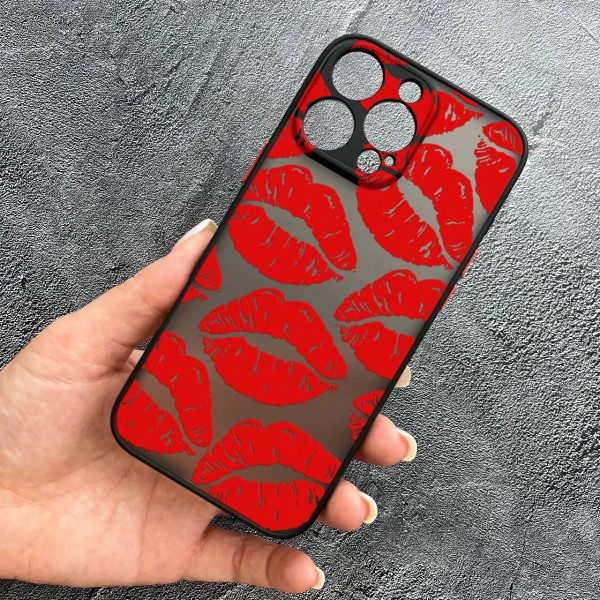 Чехол для iPhone 16 Pro с защитой камеры с красными губами