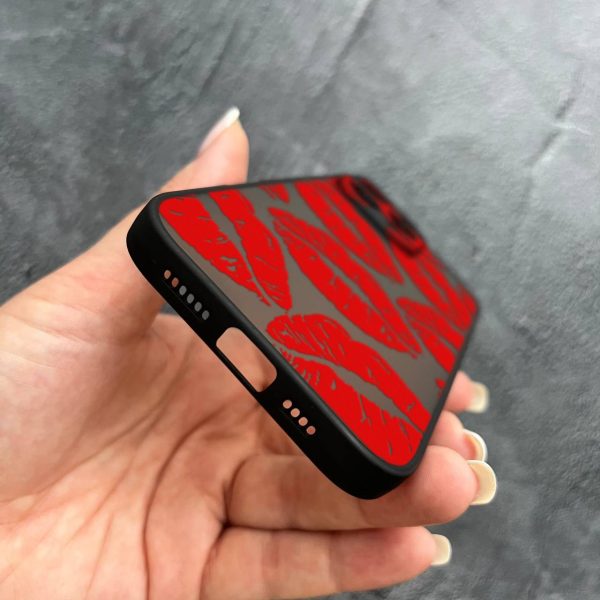 Чехол для iPhone 16 Pro с защитой камеры с красными губами