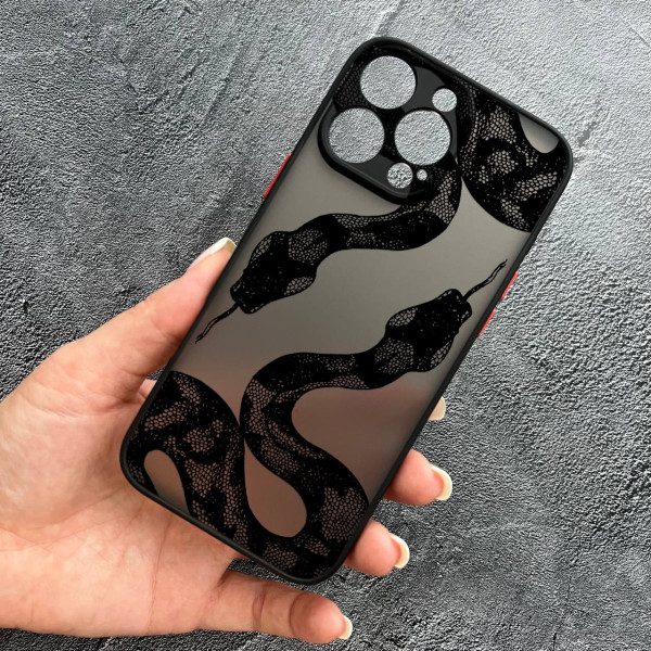 Чехол для iPhone 16 Pro с защитой камеры с черной змеей