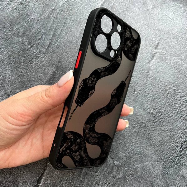 Чехол для iPhone 16 Pro с защитой камеры с черной змеей