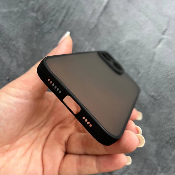 Чехол для iPhone 16 Pro с защитой камеры матовый пластик без дизайна