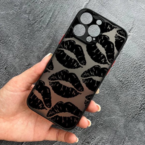 Чехол для iPhone 16 Pro с защитой камеры черные губы