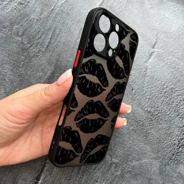 Чехол для iPhone 16 Pro с защитой камеры черные губы