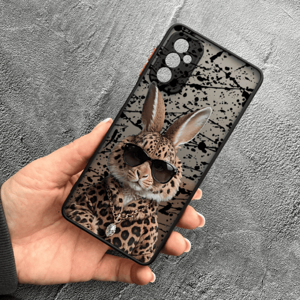 Чехол для Samsung Galaxy M13 с защитой камеры с зайцем в леопарде
