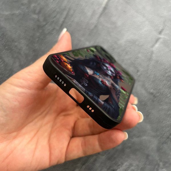 Чехол для iPhone 14 plus с защитой камеры девушка Санта-Муэрте и листьями